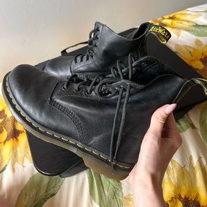 Dr. Martens – Women’s 9